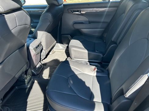Used 2024 Toyota Highlander Limited image 13