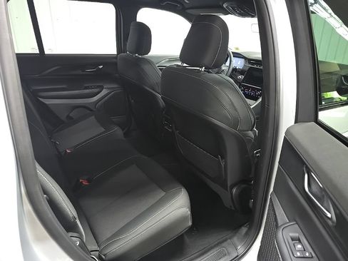 Used 2025 Jeep Grand Cherokee Laredo w/ Luxury Tech Group I AWD/4WD image 17