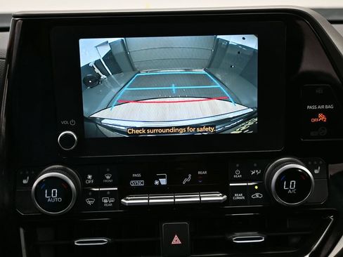 Used 2024 Toyota Highlander LE AWD/4WD image 20