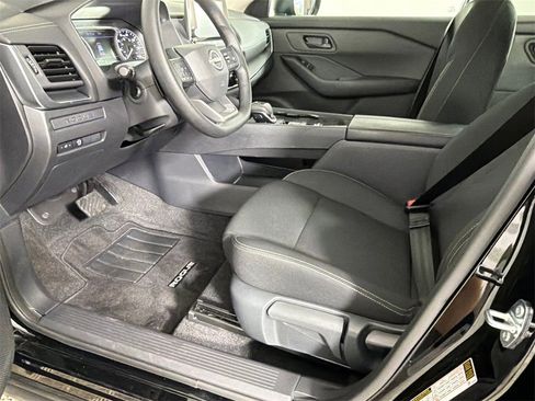 Used 2025 Nissan Rogue S image 9