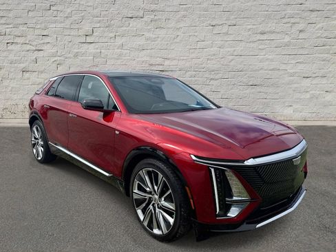 Certified 2025 Cadillac Lyriq Luxury w/ LPO, Floor Liner Package AWD/4WD image 7