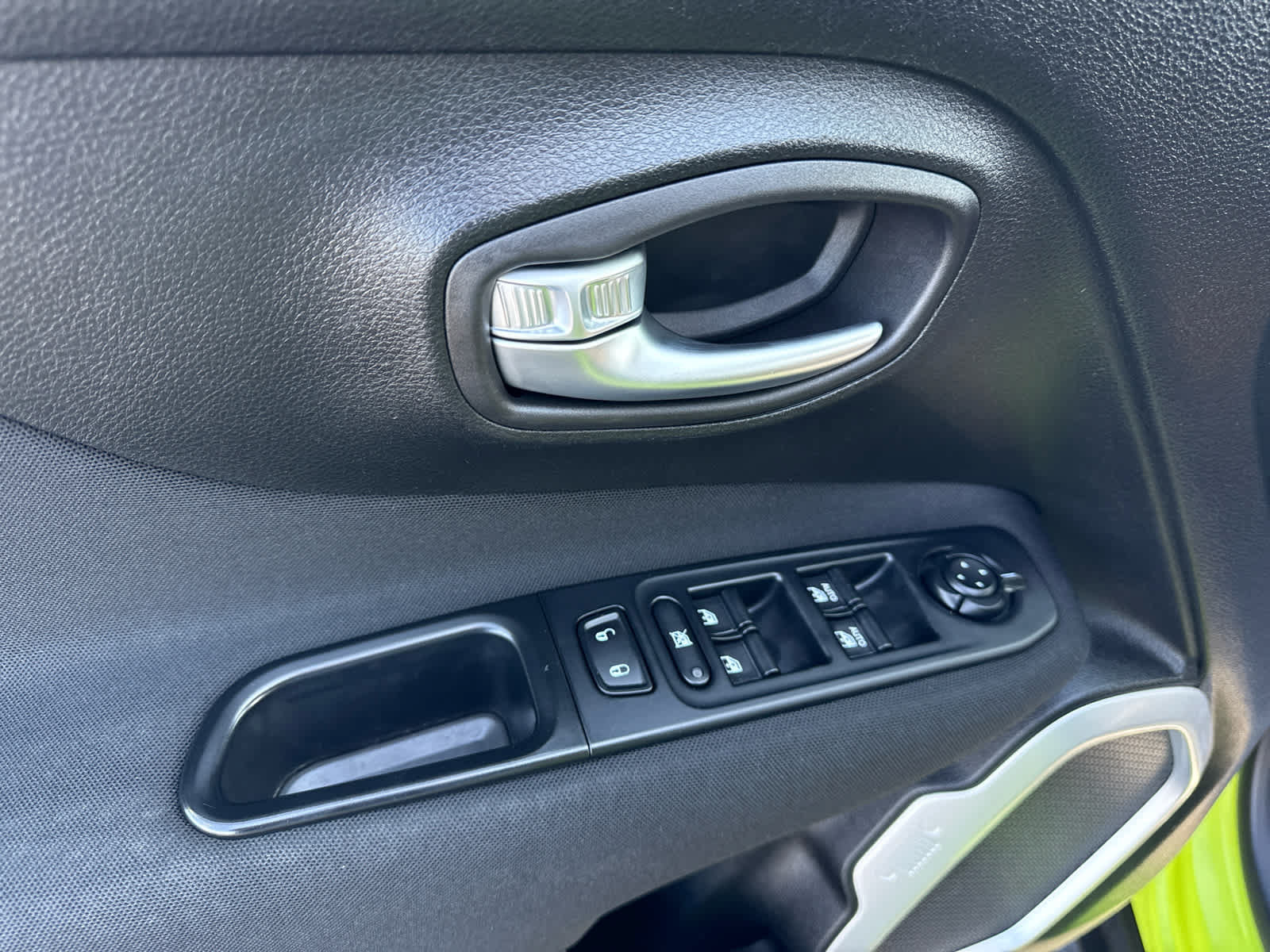 Used 2018 Jeep Renegade Latitude w/ Cold Weather Group FWD image 10