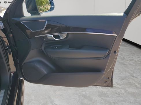 Used 2017 Volvo XC90 T5 Momentum w/ Vision Package image 12