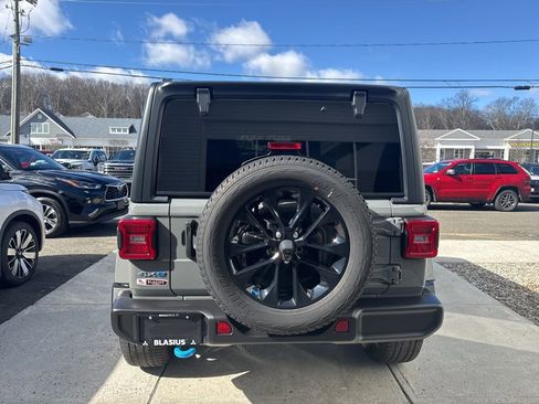 Used 2023 Jeep Wrangler Unlimited Sahara image 11