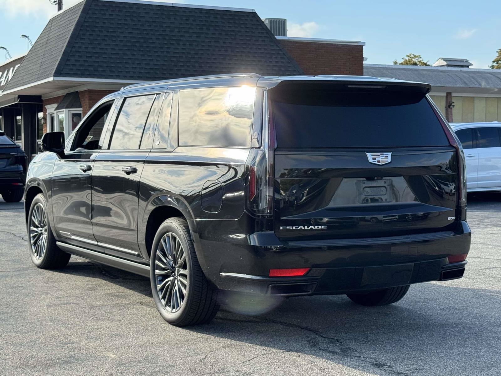Used 2023 Cadillac Escalade ESV Sport w/ Touring Package AWD/4WD image 4