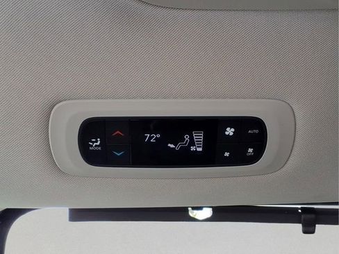 Used 2018 Chrysler Pacifica Touring-L FWD image 21