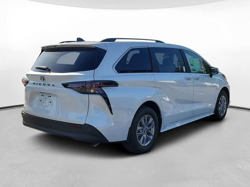 New 2026 Toyota Sienna XLE FWD image 4