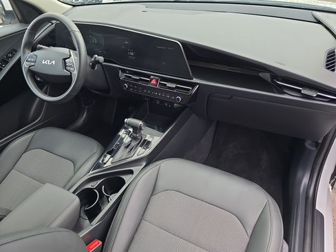 Certified 2025 Kia Niro EX image 13