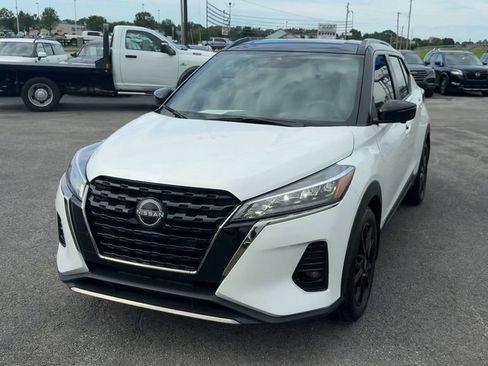 Used 2023 Nissan Kicks SR w/ SR Premium Package FWD image 2