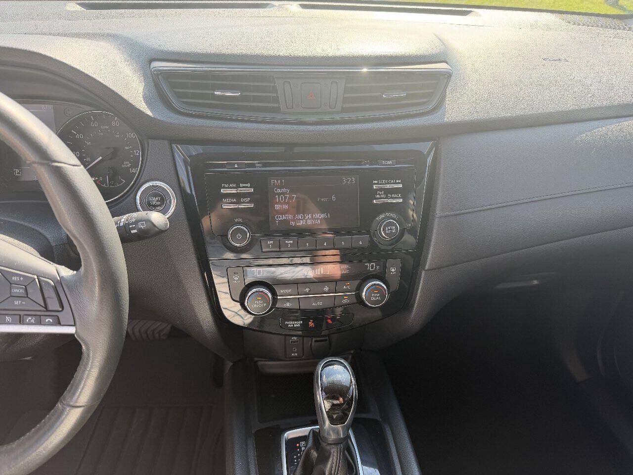 Used 2017 Nissan Rogue SV AWD/4WD image 12