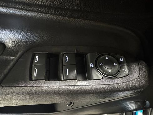 Used 2020 Chevrolet Equinox LT w/ Driver Convenience Package image 17