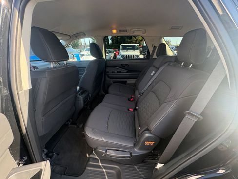 Used 2025 Nissan Pathfinder SV AWD/4WD image 28