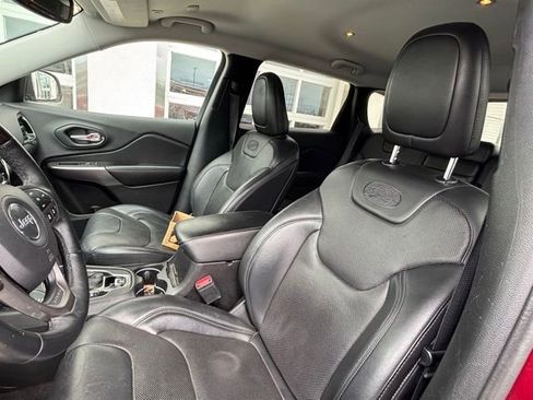 Used 2019 Jeep Cherokee Overland w/ Technology Group AWD/4WD image 5