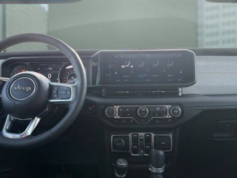 Used 2025 Jeep Wrangler Sahara image 19