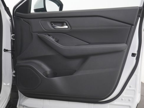 Used 2024 Nissan Rogue SL image 12