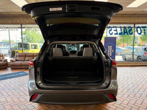 Used 2022 Toyota Highlander XLE FWD image 20