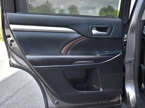 Used 2017 Toyota Highlander XLE FWD image 15
