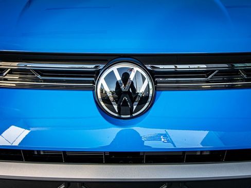 New 2026 Volkswagen Taos SE image 9