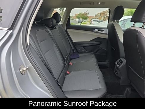 Used 2025 Volkswagen Taos SE w/ Panoramic Sunroof Package FWD image 7