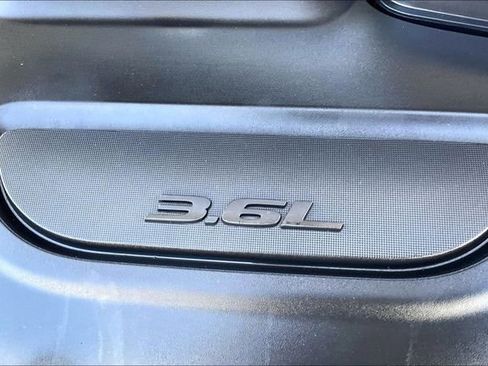 Used 2023 Chrysler Pacifica Touring-L FWD image 32
