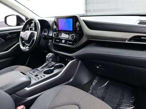 Used 2024 Toyota Highlander LE image 15