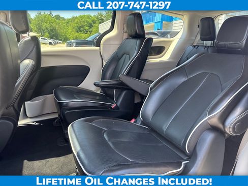 Used 2023 Chrysler Pacifica Limited FWD image 15