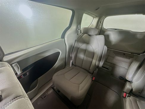 Used 2020 Chrysler Voyager LX image 12