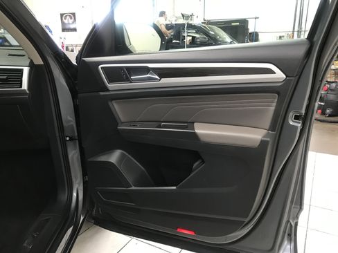 Used 2024 Volkswagen Atlas Cross Sport SE w/ Panoramic Sunroof Package FWD image 15