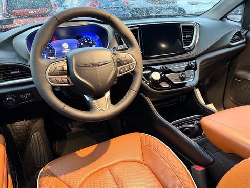 Used 2024 Chrysler Pacifica Pinnacle image 11