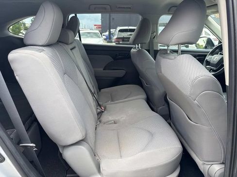 Used 2021 Toyota Highlander L FWD image 12