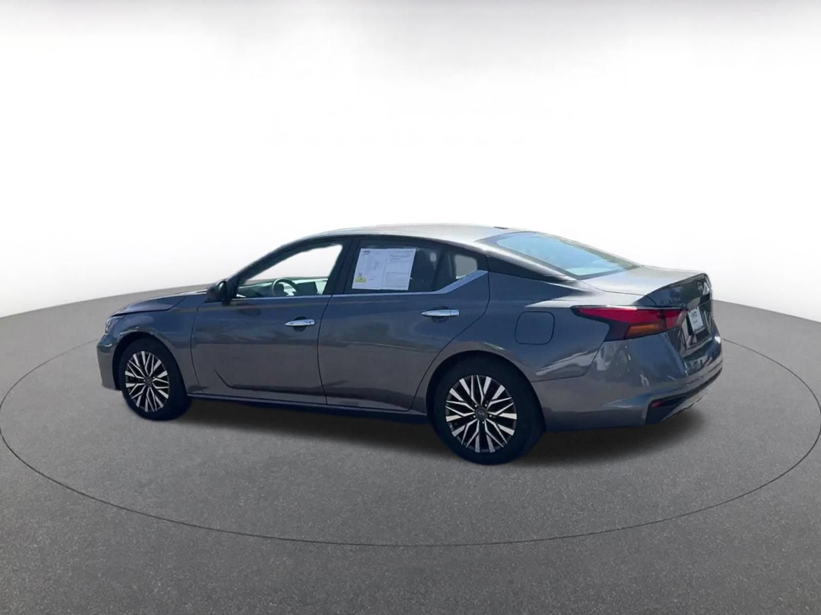 Used 2025 Nissan Altima 2.5 SV FWD image 9