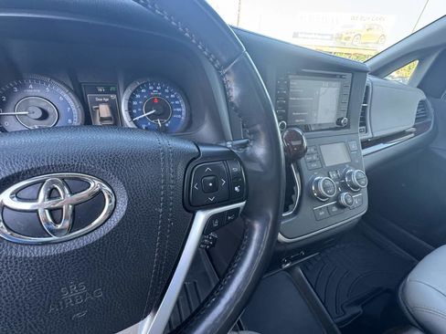 Used 2020 Toyota Sienna Limited Premium w/ Carpet Mat Package image 17