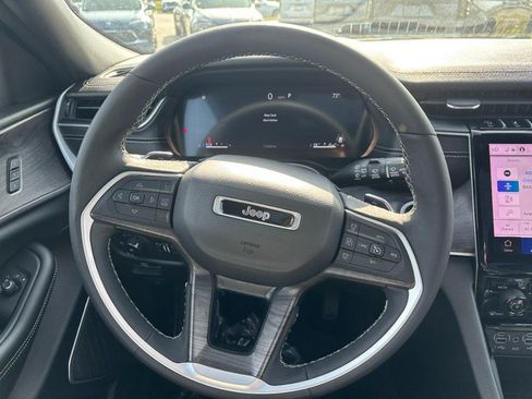 Used 2023 Cadillac XT4 Luxury w/ Cold Weather Package AWD/4WD image 15