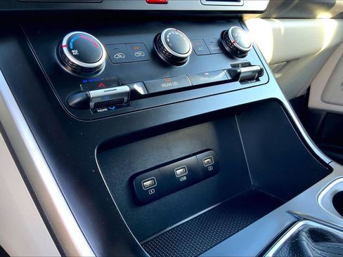 Used 2022 Kia Carnival LX image 33