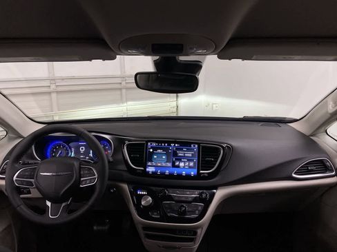 Used 2024 Chrysler Pacifica Touring-L FWD image 12