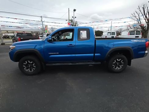 Used 2017 Toyota Tacoma TRD Off-Road w/ Tow Package image 2