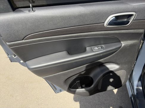 Used 2018 Jeep Grand Cherokee Altitude AWD/4WD image 35