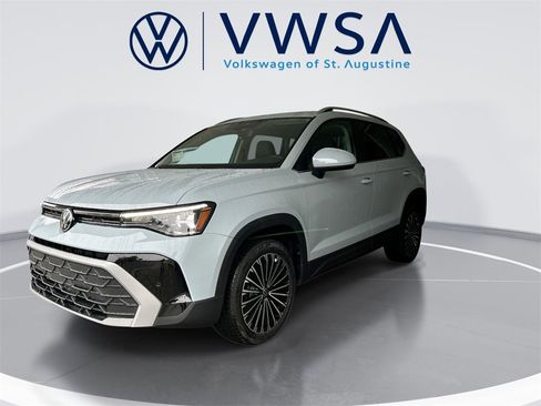 New 2026 Volkswagen Taos SE image 3