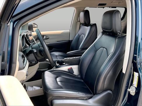 Used 2023 Chrysler Pacifica Touring-L FWD image 8