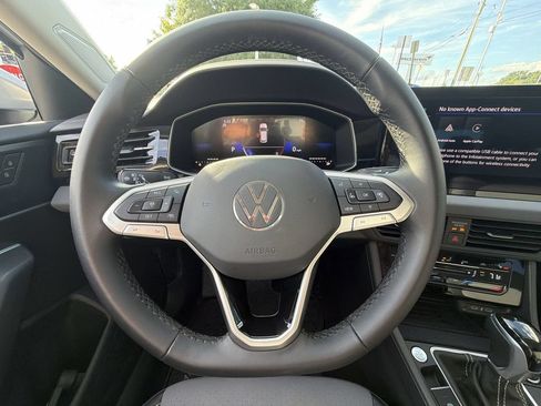 Used 2025 Volkswagen Jetta SE FWD image 23