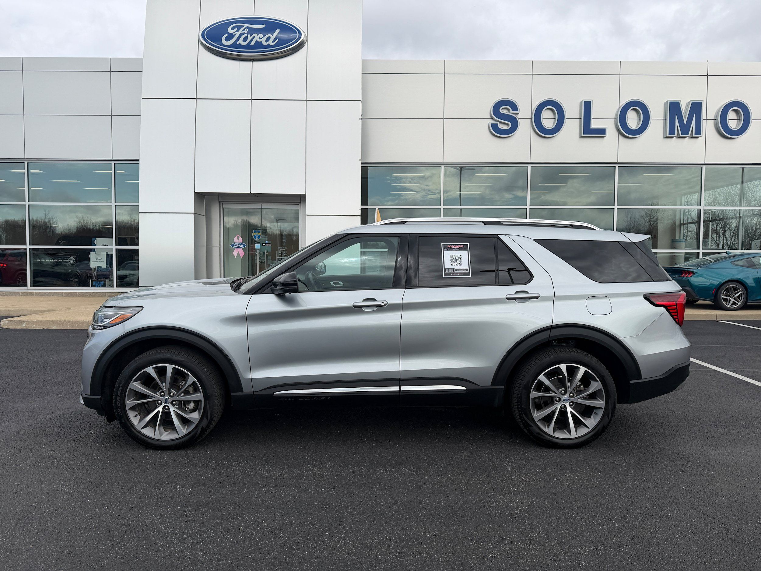 Certified 2025 Ford Explorer Platinum w/ Ultimate Package AWD/4WD image 8