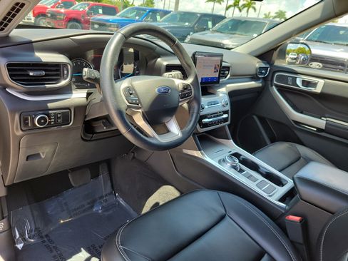 Used 2023 Ford Explorer XLT w/ Equipment Group 202A RWD image 9