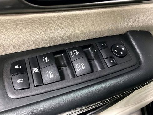 Used 2024 Chrysler Pacifica Touring-L image 40