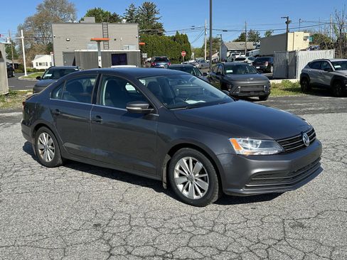 Used 2016 Volkswagen Jetta SE FWD image 2