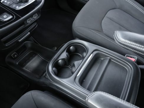 Used 2024 Chrysler Pacifica Touring FWD image 11