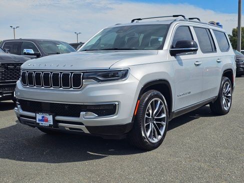 Certified 2024 Jeep Wagoneer Series III w/ Premium Group I AWD/4WD image 7
