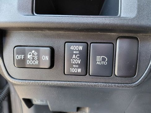 Used 2018 Toyota Tacoma TRD Sport AWD/4WD image 33