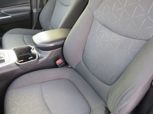 Used 2022 Toyota RAV4 XLE image 17