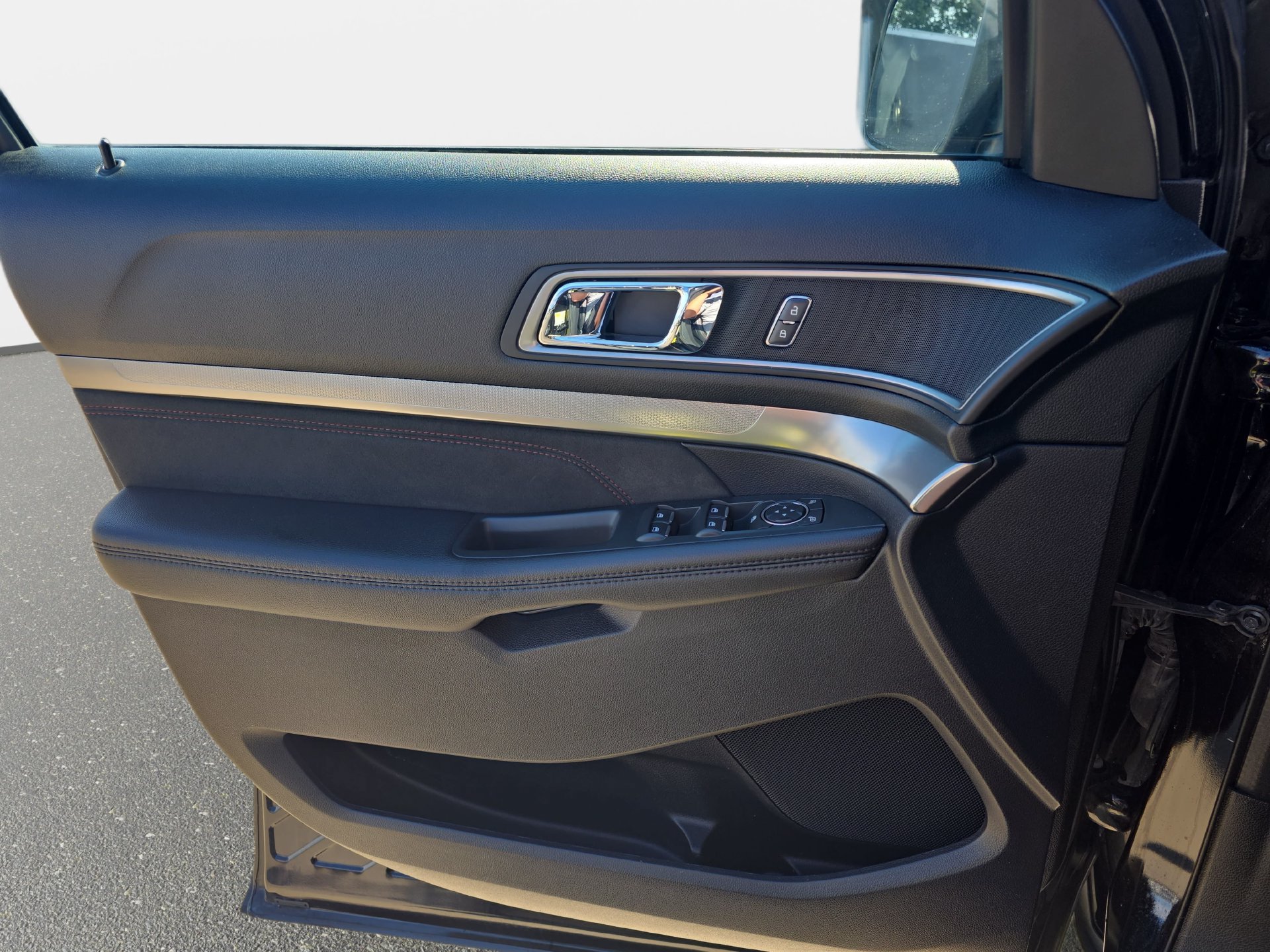 Used 2019 Ford Explorer XLT w/ Equipment Group 202A FWD image 26