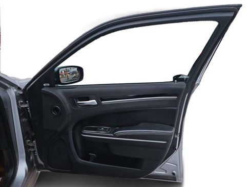 Used 2018 Chrysler 300 S image 27